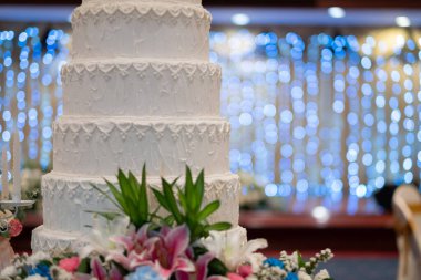 Geçmişi bulanık güzel bir düğün pastası.