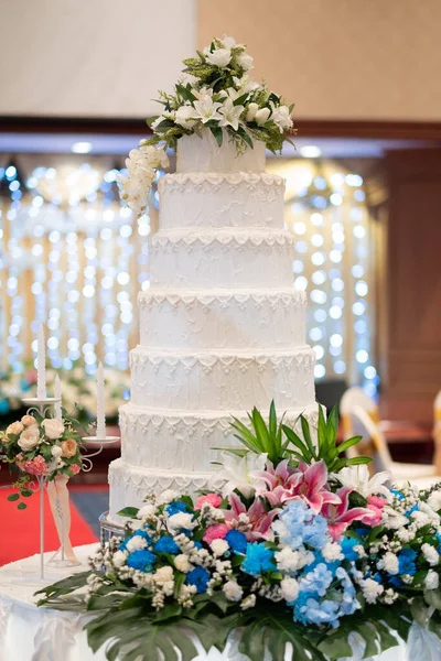 Bella Torta Nuziale Con Sfondo Sfocato — Foto Stock