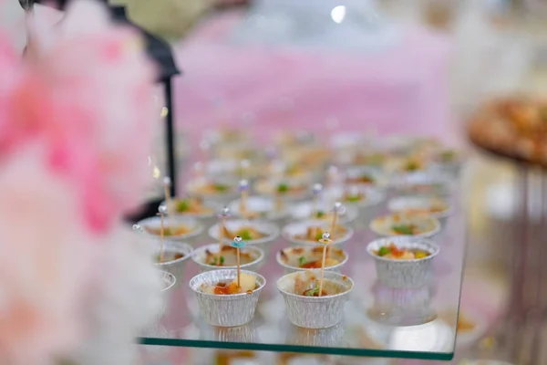 Bardaktan Içkiler Düğün Yemekleri Mini Kanepe Yemekleri Lezzetli Tatlılar Yemek — Stok fotoğraf