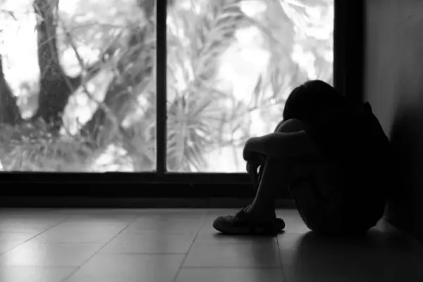 Yalnız çocuk, üzgün çocuk, aile içi şiddet