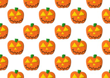 Cadılar bayramında kurabiye. Balkabağı Jack-o-fener kurabiye şekeri. Cadılar Bayramı 'nız kutlu olsun. Beyaz arkaplanda izole edilmiş pürüzsüz desen. 