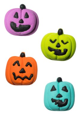 Mutlu Cadılar Bayramı. Cadılar Bayramı için balkabağı Jack-o-feneri. El yapımı kurabiyeler. Tatil ziyafeti. Şeker mi şaka mı? Düz yerde, üst tarafta. beyaz izole arkaplan.