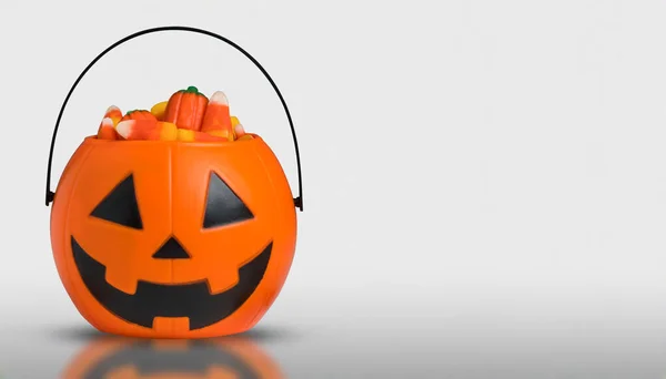 Calabaza Halloween Jack Lantern Cubo Con Maíz Caramelo Para Celebración —  Fotos de Stock