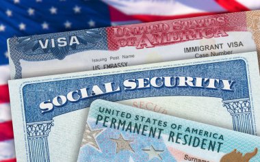 Yeşil Kart ABD daimi ikamet eden ABD. Sosyal güvenlik kartı. VISA Amerika Birleşik Devletleri. Elektronik Çeşitlilik Visa Piyango DV-2022 DV Piyango Sonuçları. Arka planda Amerikan bayrağı.