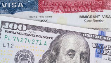 VISA Amerika Birleşik Devletleri ve 100 dolarlık banknot. İş ve seyahat vizesi. Amerika 'ya göç. Göçmen vizesi. ABD ya da ABD Büyükelçiliği. Amerika 'da tatil. Pasaportdaki vize. 