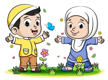 Erkek ve kız müslüman çocuklar çizim parkında kelebekle oynuyorlar.