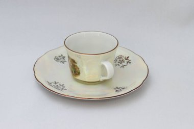 Portre bir vintage çay seti beyaz arka plan üzerinde izole kadeh. Retro tabak ve bardak çay içmek için 