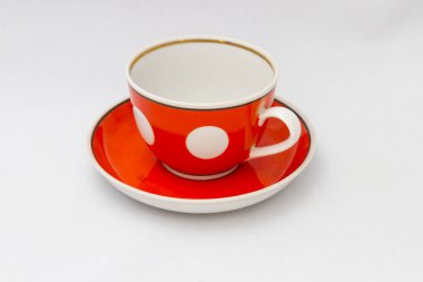 Portre bir vintage çay seti beyaz arka plan üzerinde izole kadeh. Retro tabak ve bardak çay içmek için 
