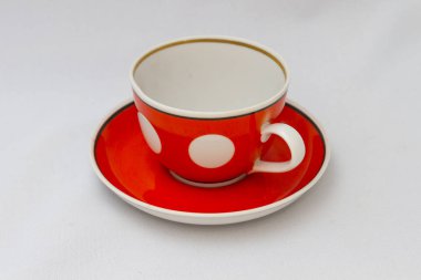 Portre bir vintage çay seti beyaz arka plan üzerinde izole kadeh. Retro tabak ve bardak çay içmek için 