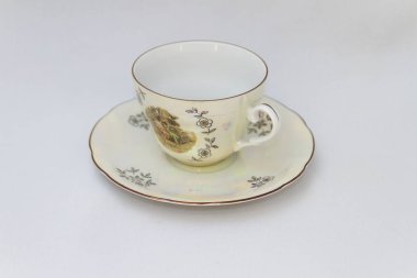 Portre bir vintage çay seti beyaz arka plan üzerinde izole kadeh. Retro tabak ve bardak çay içmek için 