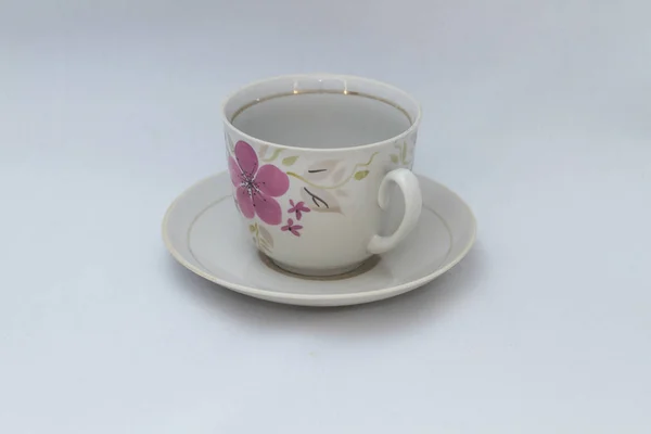 白い背景に分離されたヴィンテージのお茶セットのクローズ アップ ショット レトロなプレートとお茶を飲むためのカップ — ストック写真