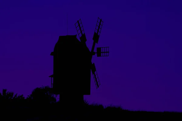 Alte Windmühle Steht Auf Einer Wiese Vor Himmelshintergrund — Stockfoto