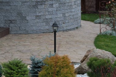 Peyzaj tasarımı ile bahçede sokak lambası