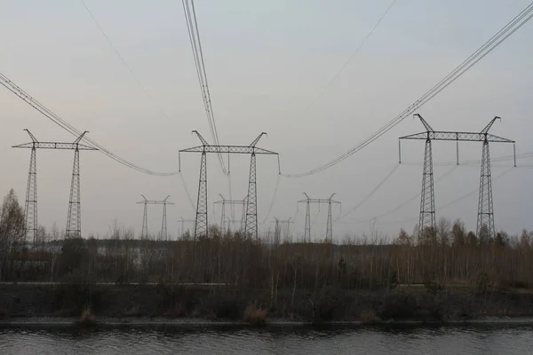 Piloni Alta Elettricità Sotto Cielo Nuvoloso — Foto Stock