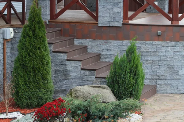 Peyzaj tasarımı ile bahçedeki Twohy