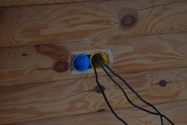 Agujeros para los enchufes eléctricos en una casa de madera . — Foto de Stock