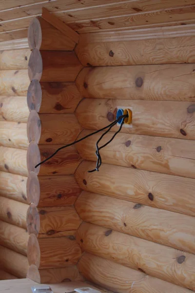 Löcher für die Steckdosen in einem Blockhaus. — Stockfoto