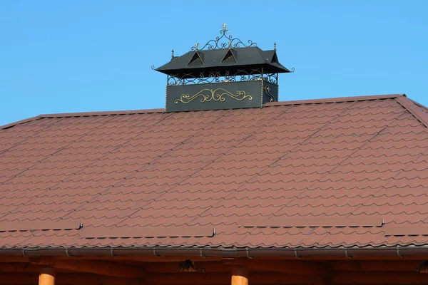 伪造的屋顶上的烟囱. — 图库照片