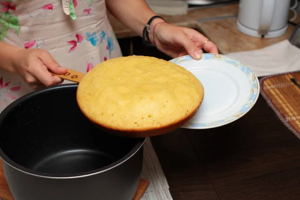 Mujer Preparando Pastel Sartén Casa —  Fotos de Stock