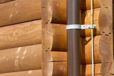 Kanalizasyon ve paratoner üzerinde ahşap evi tamir.