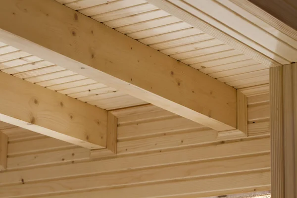 Desain balok kayu di langit-langit rumah baru . — Stok Foto