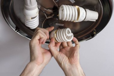 Elektrikçiler kartuş tavan lamba enerji tasarruf ampulleri vidalı.