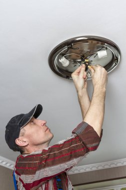 Oda tavanda aydınlatma lambası yükleme elektrikçi