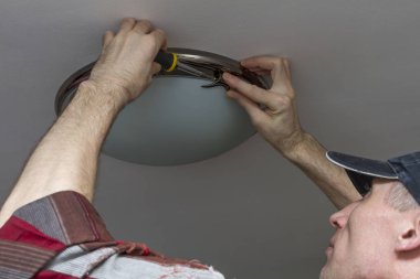 Oda tavanda aydınlatma lambası yükleme elektrikçi