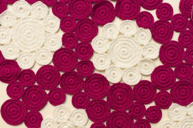 Tığ işi peçete masanın üzerine işlemeli.