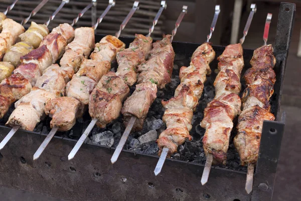 Cozinhar Carne Nas Brasas Pedaços Carne Espetados Espetos Metal Assados — Fotografia de Stock