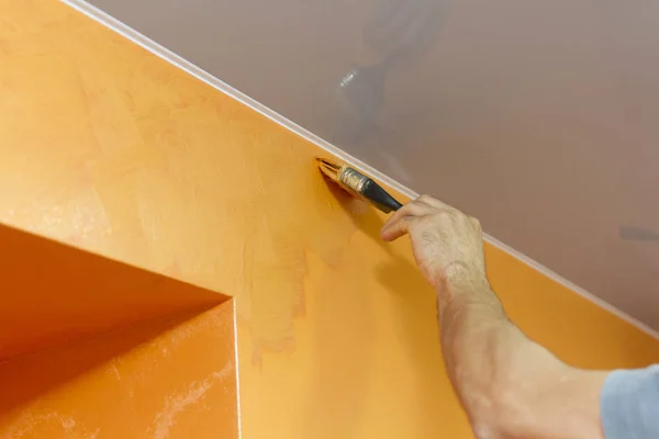 Mano Pintura Trabajador Naranja Infligiendo Pintura Estructural Pared — Foto de Stock
