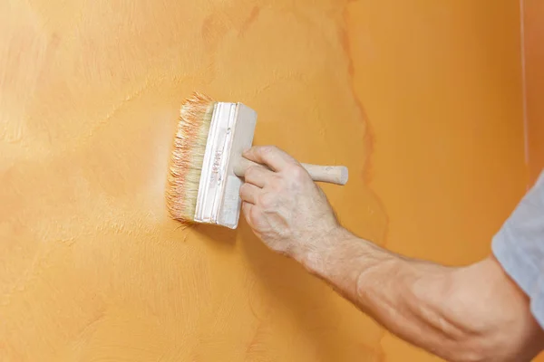 Ruční Malba Pracovníka Oranžové Působí Strukturální Malby Zeď — Stock fotografie