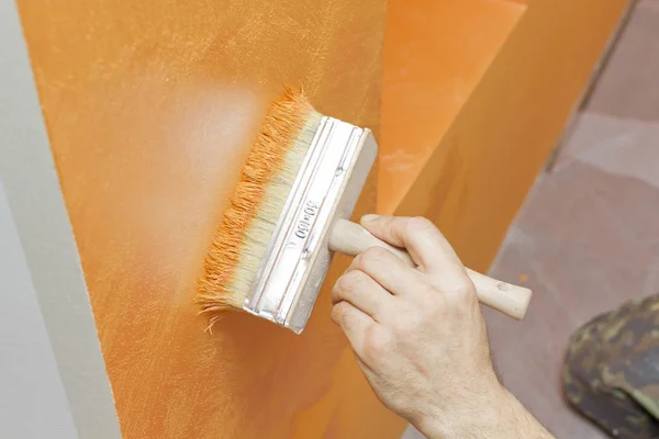 Ruční Malba Pracovníka Oranžové Působí Strukturální Malby Zeď — Stock fotografie