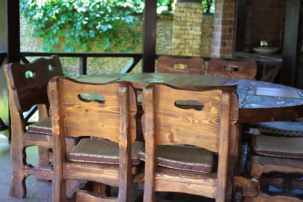 Nahaufnahme Von Holztisch Und Stühlen Auf Der Terrasse — Stockfoto