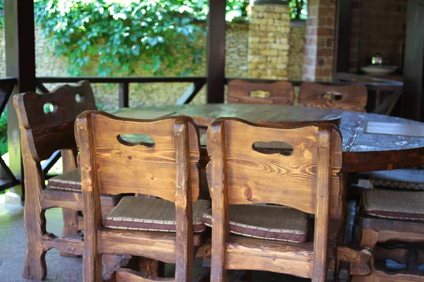 Zbliżenie Drewniany Stół Krzesła Patio — Zdjęcie stockowe