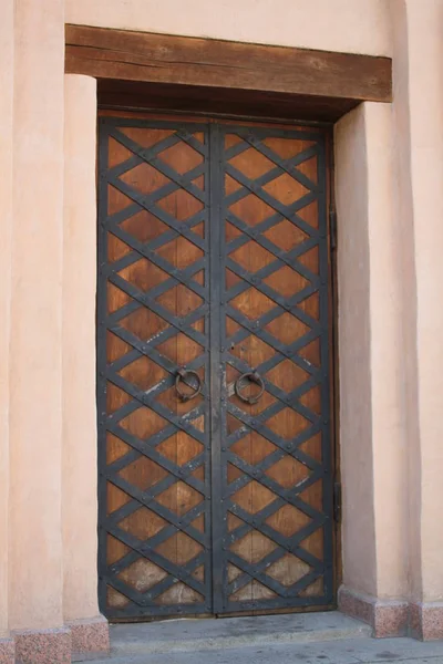 Puerta masiva de metal y madera en la pared de la fortaleza . —  Fotos de Stock