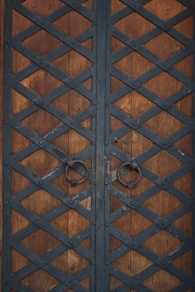 Masivní dveře vyrobené z kovu a dřeva ve zdi pevnosti. — Stock fotografie