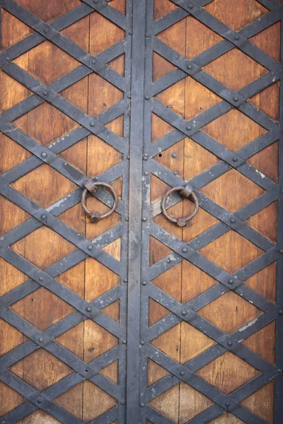 Masivní dveře vyrobené z kovu a dřeva ve zdi pevnosti. — Stock fotografie