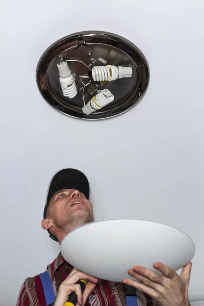 Electricista Instalando Lámpara Iluminación Techo Habitación — Foto de Stock