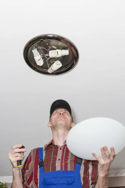 Elektrikář Instalaci Osvětlení Lampy Stropě Místnosti — Stock fotografie