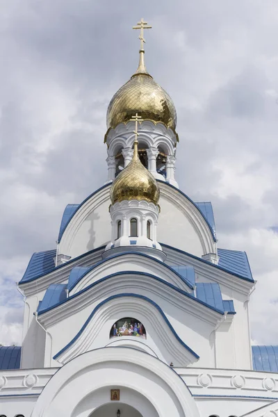 东正教教会与蓝色和金色圆顶在阳光下 — 图库照片