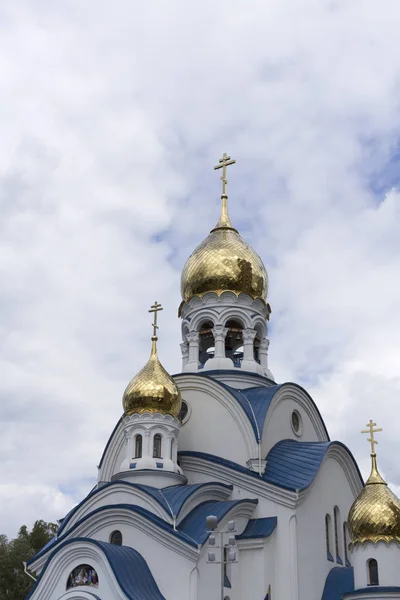 Orthodoxe Kerk Met Blauwe Gouden Koepels Zon — Stockfoto