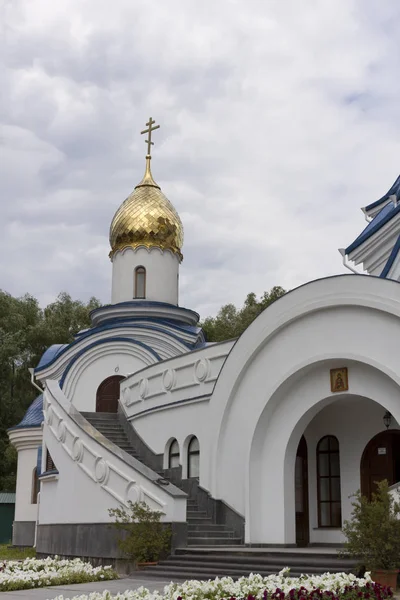 Iglesia Ortodoxa Con Cúpulas Azules Doradas Sol — Foto de Stock