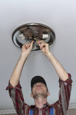 Oda tavanda aydınlatma lambası yükleme elektrikçi