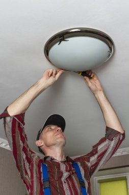 Oda tavanda aydınlatma lambası yükleme elektrikçi