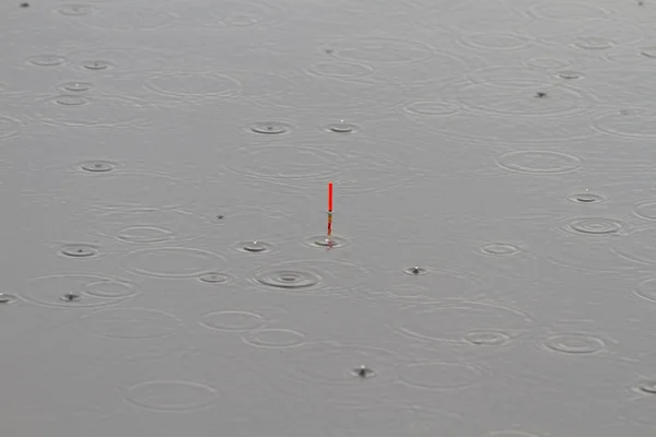 Close Van Drijven Wateroppervlak Tijdens Regen — Stockfoto