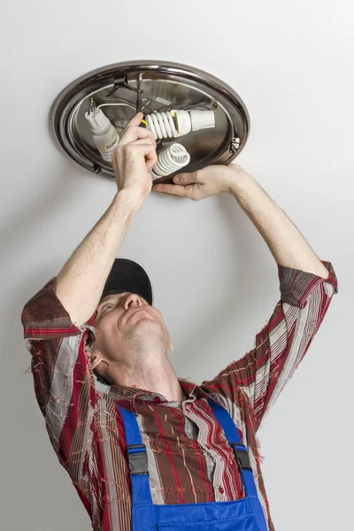 Электрик Устанавливает Лампу Освещения Потолок Помещения — стоковое фото