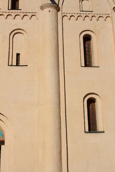 Wąskie okna Kościoła Chrześcijańskiego. — Zdjęcie stockowe
