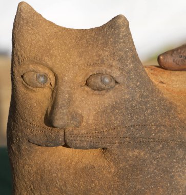 gündüz taş kedi figürü yakın 