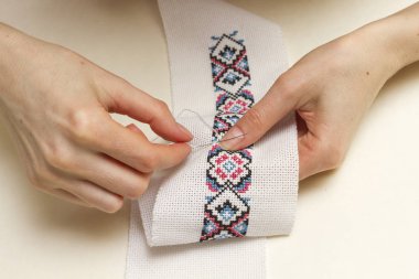 Etnik desen nakış kadın yakın çekim